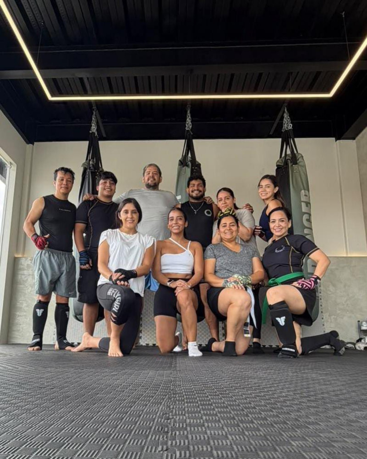Alumnos Team Grulla con certificados